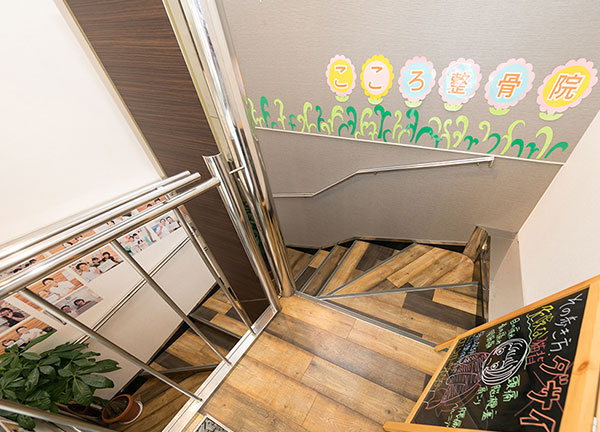 こころ整体院　大通院(こちらの階段を下りてください。)