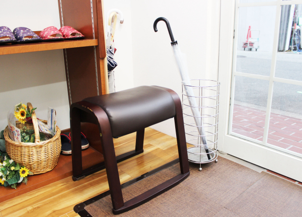 腰ひざ専門よしかわ整体院(座って靴を履いていただけます。)