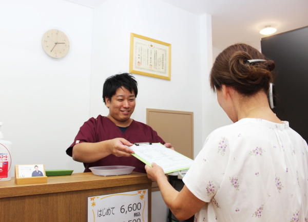 腰ひざ専門よしかわ整体院(受付でカウンセリングシートをもらいます。)