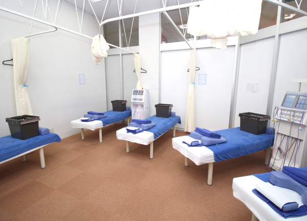 Ｆ．Ｃ．Ｃ．よみうりランド鍼灸整骨院（アメリア稲城様2階）(広々とした施術室でございます♪)