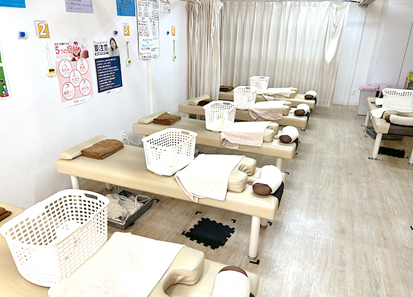 広々とした施術室でございます♪周りを気にせず施術できるカーテンで仕切れる施術台もご用意！