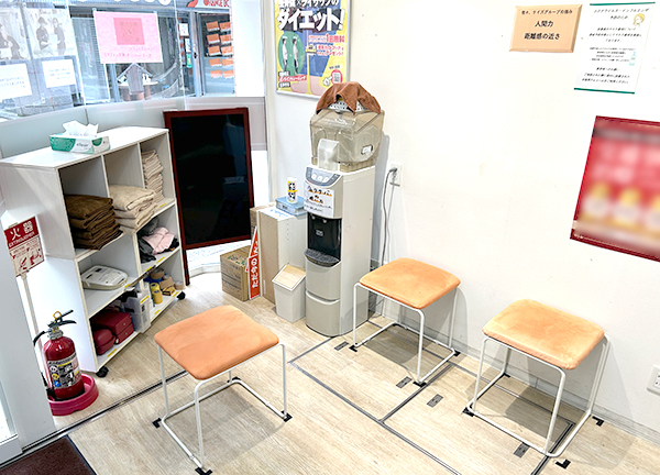 待合室はこちら！ゆっくりお寛ぎください★ウォーターサーバーもご用意しています。