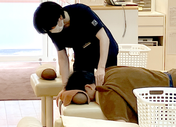 新橋西口整骨院(お悩み箇所の筋肉をほぐしていきます♪デスクワークで疲労した首周りを緩和します♪)
