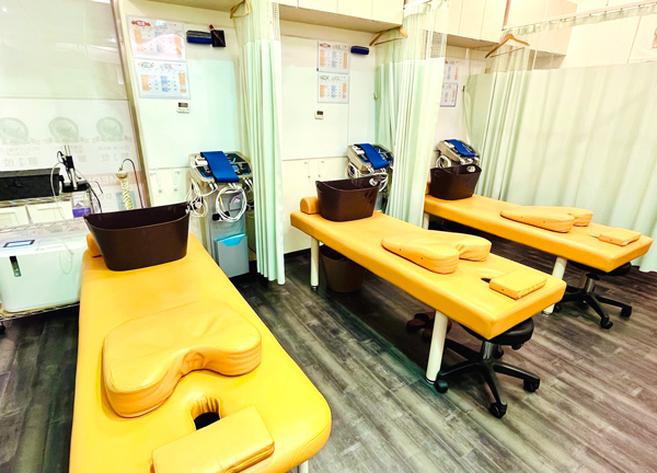 こころ整体院　札幌駅前院(広々とした施術室です。施術中はカーテンで仕切りプライバシーにも配慮。)