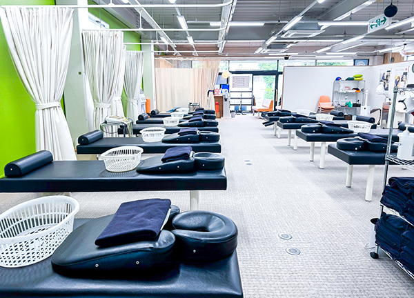 とくやま整骨院(広々とした施術室です。カーテンで仕切れる施術台もご用意しています。)