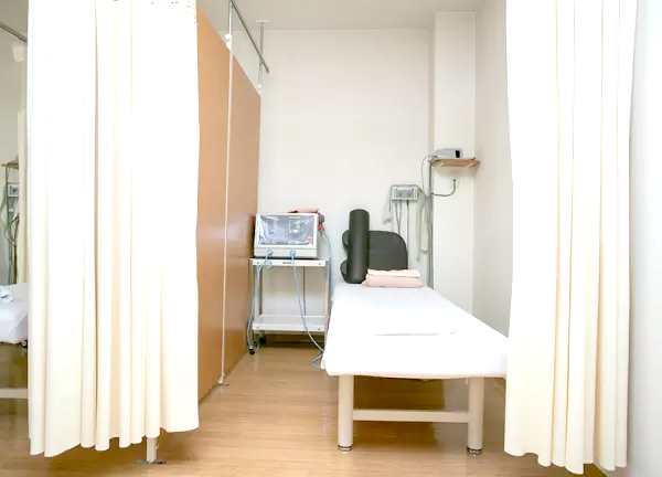 武田鍼灸整骨院(プライバシーに配慮し、施術ベッドはカーテンで仕切ることができます。)