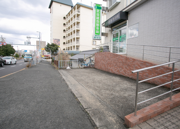 武田鍼灸整骨院(店舗前に軽自動車なら2台、乗用車なら1台分の駐車スペースがございます。)