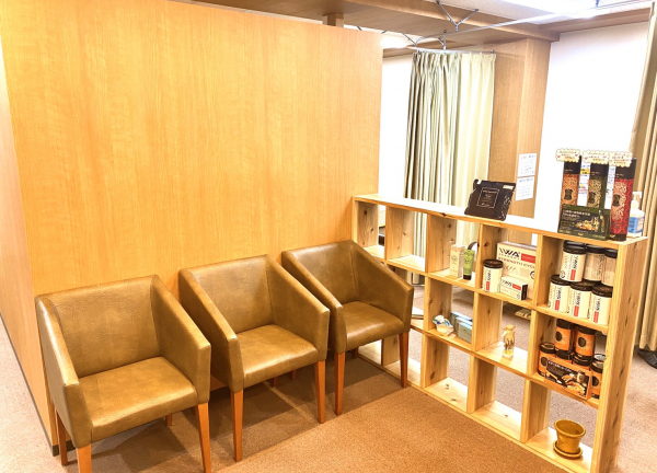 Ｈａｒｉｓｓｈｕ整骨院　新宿西口院【鍼灸】(待合室はこちら！ゆっくりお寛ぎください★)