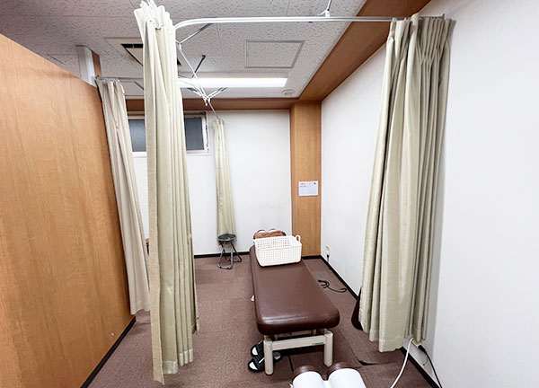 Ｈａｒｉｓｓｈｕ整骨院　新宿西口院【鍼灸】(カーテンで仕切れるので周りを気にせず施術★)