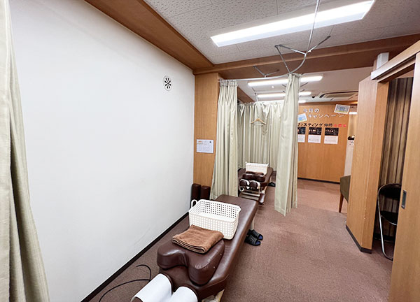 Ｈａｒｉｓｓｈｕ整骨院　新宿西口院【鍼灸】(落ち着いた色合いのベッドでリラックスしてください♪)