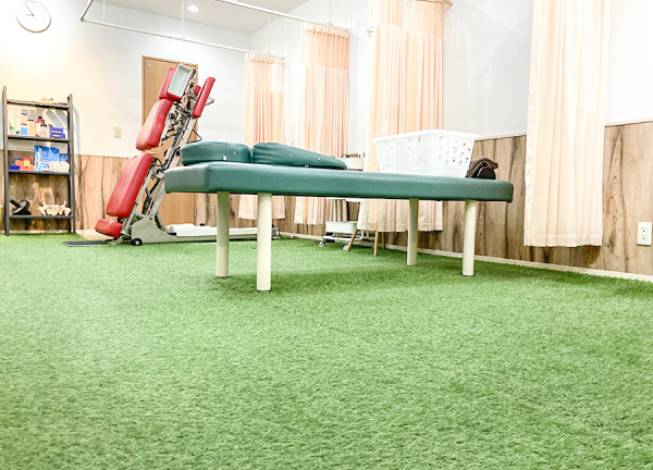 柔道整復院　ｊｕｄｏ－ｓｅｉｆｕｋｕｉｎ　桜台【鍼灸】(緑を基調とした施術室です。)
