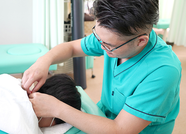 ゆうしん整骨院　アクロスプラザ東久留米【鍼灸】(デスクワークで疲労した首回りを緩和します♪)