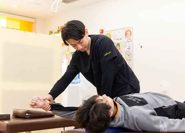 正しい姿勢へ導きます。