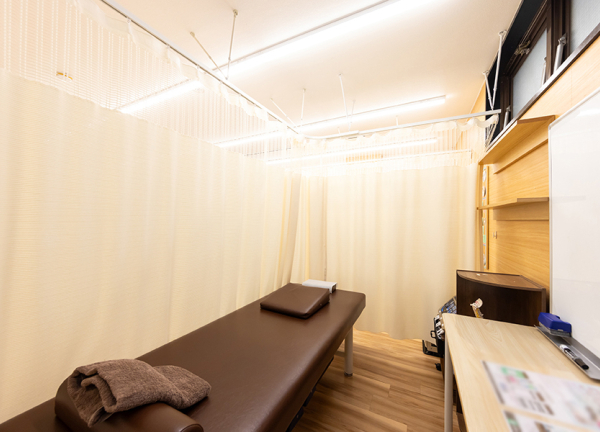 施術中はカーテンで仕切れます。