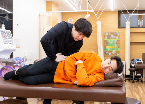 骨盤のゆがみを調整します。