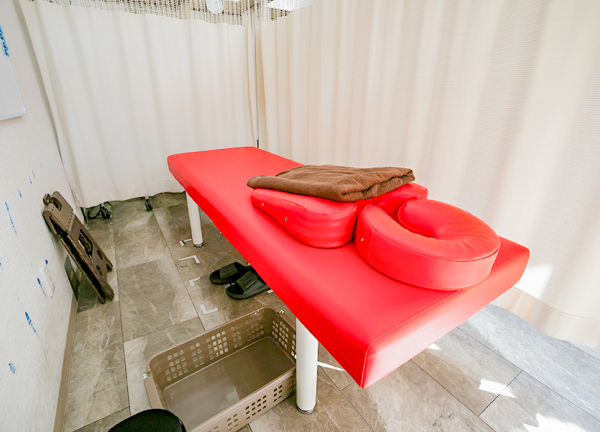 ＶＩＶＡ鍼灸接骨整体院　東岸和田駅東口院(施術中はカーテンで仕切れます。)