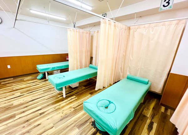 施術ベッドごとにカーテンで仕切り、プライバシーにも配慮しています。