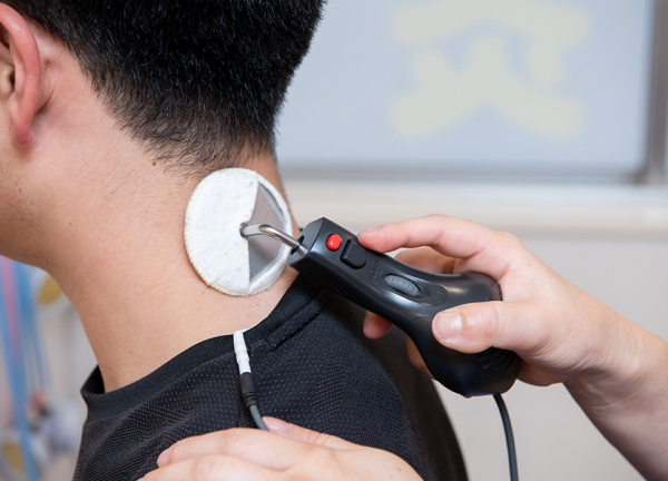 小川町鍼灸整骨院(痛み箇所に電気を流して、早期回復を目指します。)