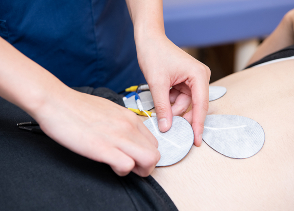 小川町鍼灸整骨院(EMSで体幹トレーニングをいたします。)