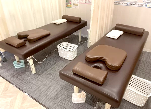 さくら鍼灸整骨院　湘南台院(落ち着いた色合いのベッドです)