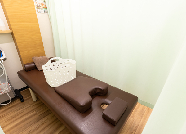 北２４条あおば鍼灸整骨院(施術中はカーテンで仕切れます。)