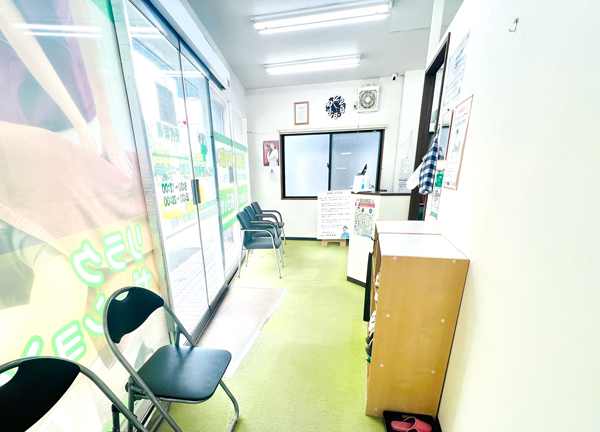 待合スペースにておくつろぎください。