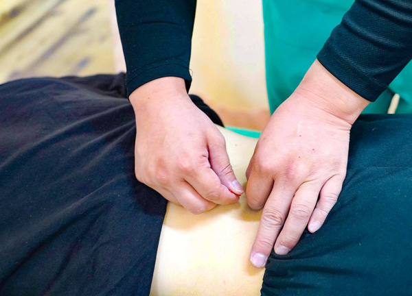 細い鍼を使用しているため、痛みはほぼございません。