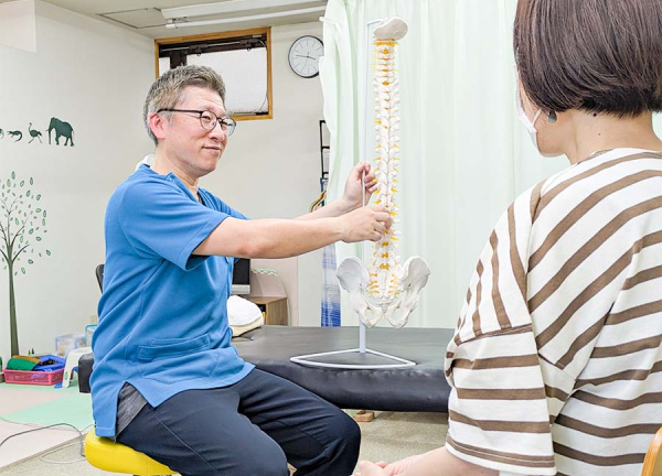松ヶ丘すみれ整骨院(模型などを使用しながらわかりやすい説明をおこなっています。)