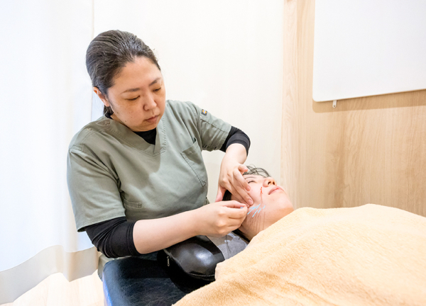 くすの樹接骨院　多布施院　【鍼灸】(美容鍼で肌深層へアプローチします。)
