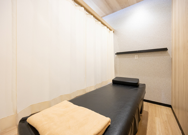 くすの樹接骨院　多布施院　【鍼灸】(カーテンで仕切って施術をおこないます。)