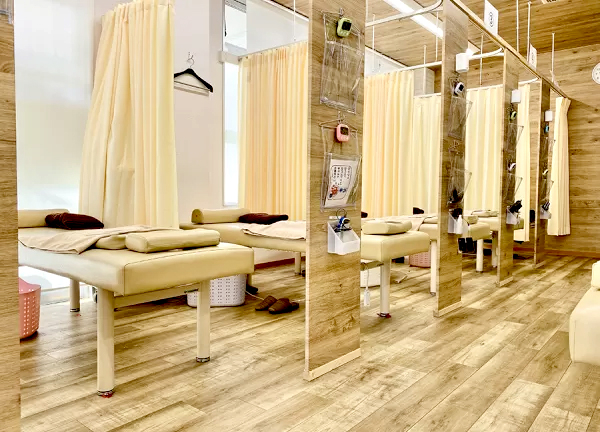 ひだまり鍼灸整骨院(落ち着いた色合いのベッドです)