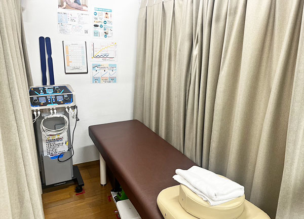 わかば名倉堂整骨院(落ち着いた色合いの施術ベッドです。)