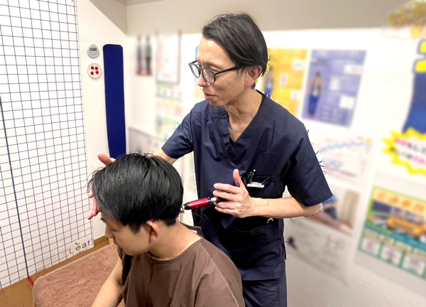わかば名倉堂整骨院(施術用の器具にて乱れた身体のバランスを調整します。)