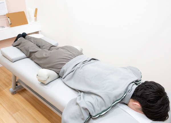 お客様の体重を利用した矯正施術で骨盤を整えます