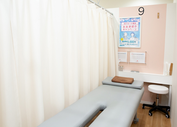 施術中はカーテンで仕切れます。