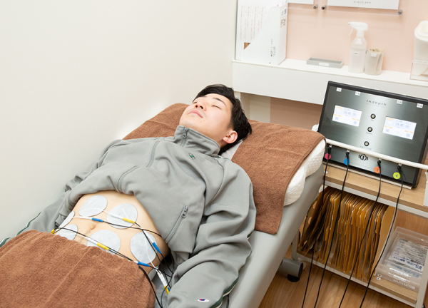 EMSで体幹を鍛えます。