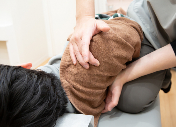 こり固まった肩甲骨をほぐします。