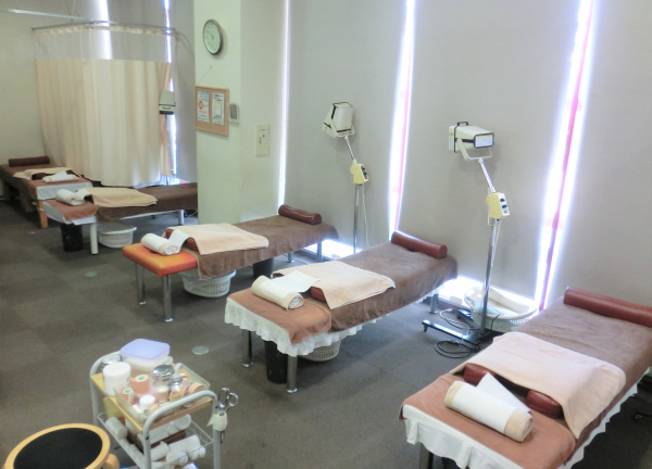 セントラル接骨院　西台【鍼灸】(ベッド間を広くとっております。)