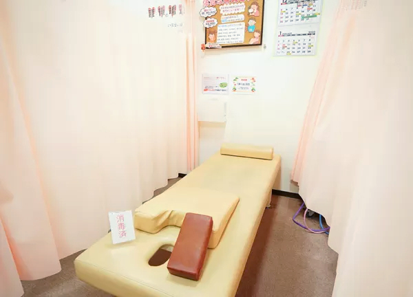あおば総合治療院　イオン大和院【鍼灸】(施術中はカーテンで仕切っています。)