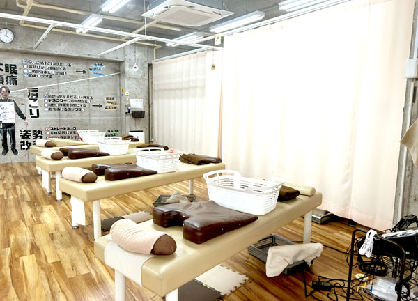 谷町四丁目接骨院(落ち着いた色合いのベッドです。)