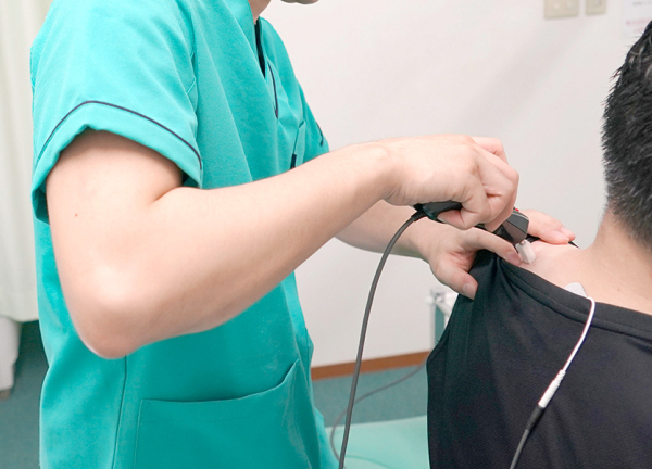 強い痛みはハイボルトで緩和します。