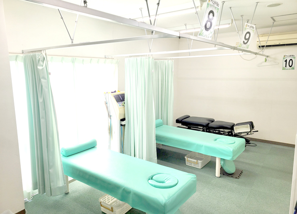 施術ベッドごとにカーテンで仕切り、プライバシーにも配慮しています。