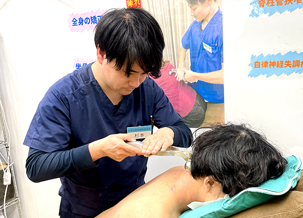 大泉名倉堂鍼灸接骨院(特殊なローラーを使って、歪みを調整いたします。)