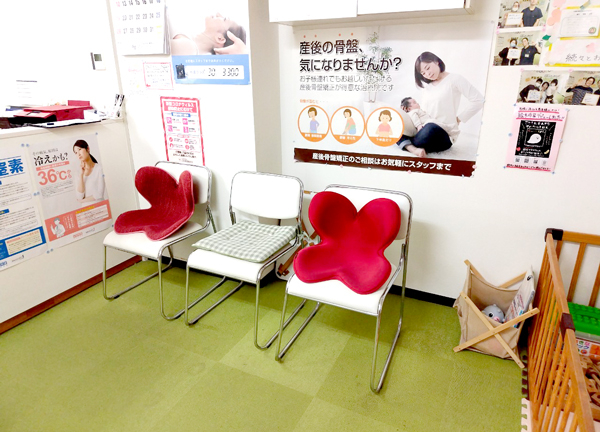 リバイブ鍼灸接骨院　本院（旧：かさまき接骨院）(待合室はこちら！ゆっくりご寛ぎください。)