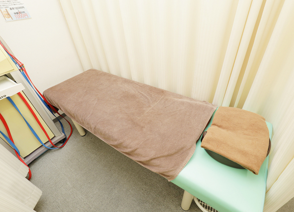 花小金井南町接骨院(施術中はカーテンで仕切っております。)