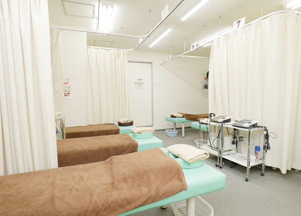 花小金井南町接骨院(目に優しい色合いの施術ベッドです。)