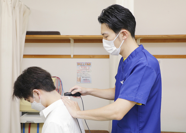 花小金井南町接骨院(ハイボルトで深部の筋肉を修復します。)
