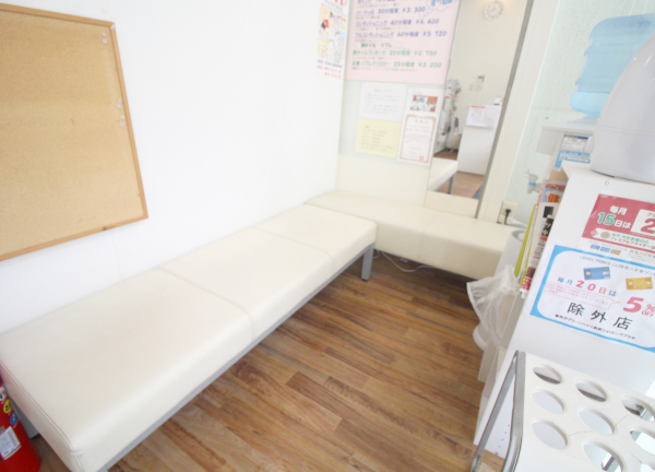 やすらぎ接骨院【鍼灸】(待合室はこちら！ゆっくりお寛ぎください◎)