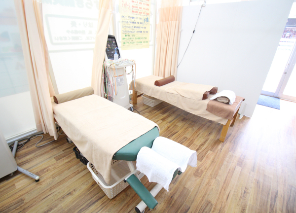 やすらぎ接骨院【鍼灸】(広々とした施術室でございます！)