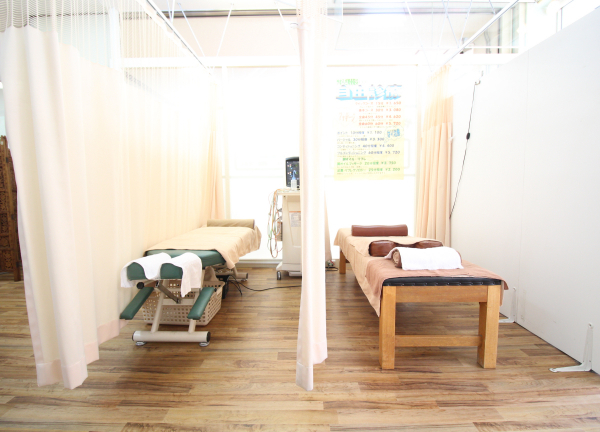 やすらぎ接骨院【鍼灸】(カーテンで仕切れるので周りを気にせず施術できます♪)